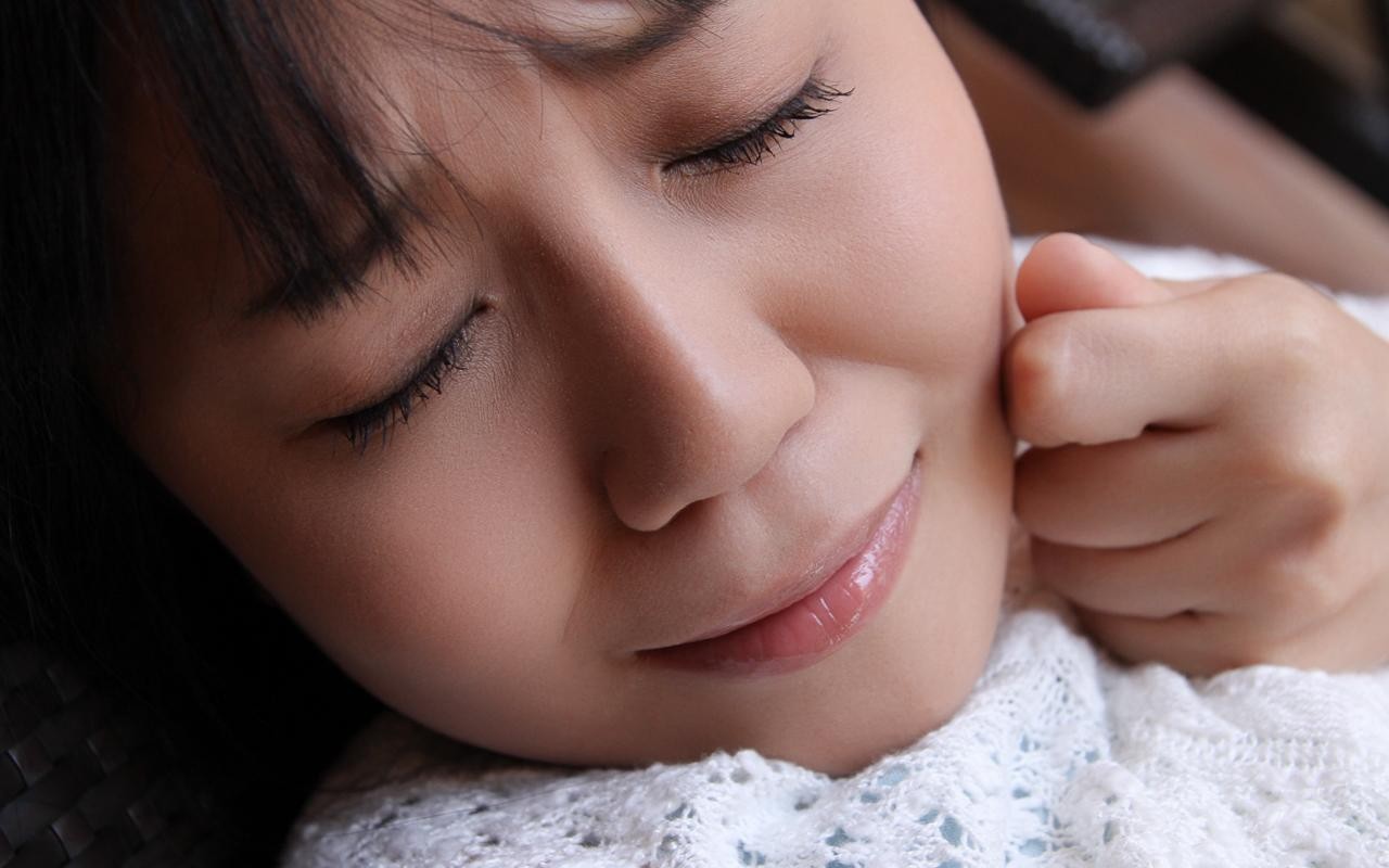 Девочка плачет