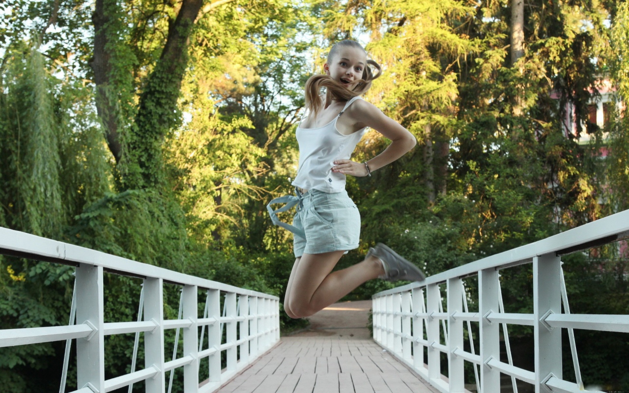 Девушка в прыжке