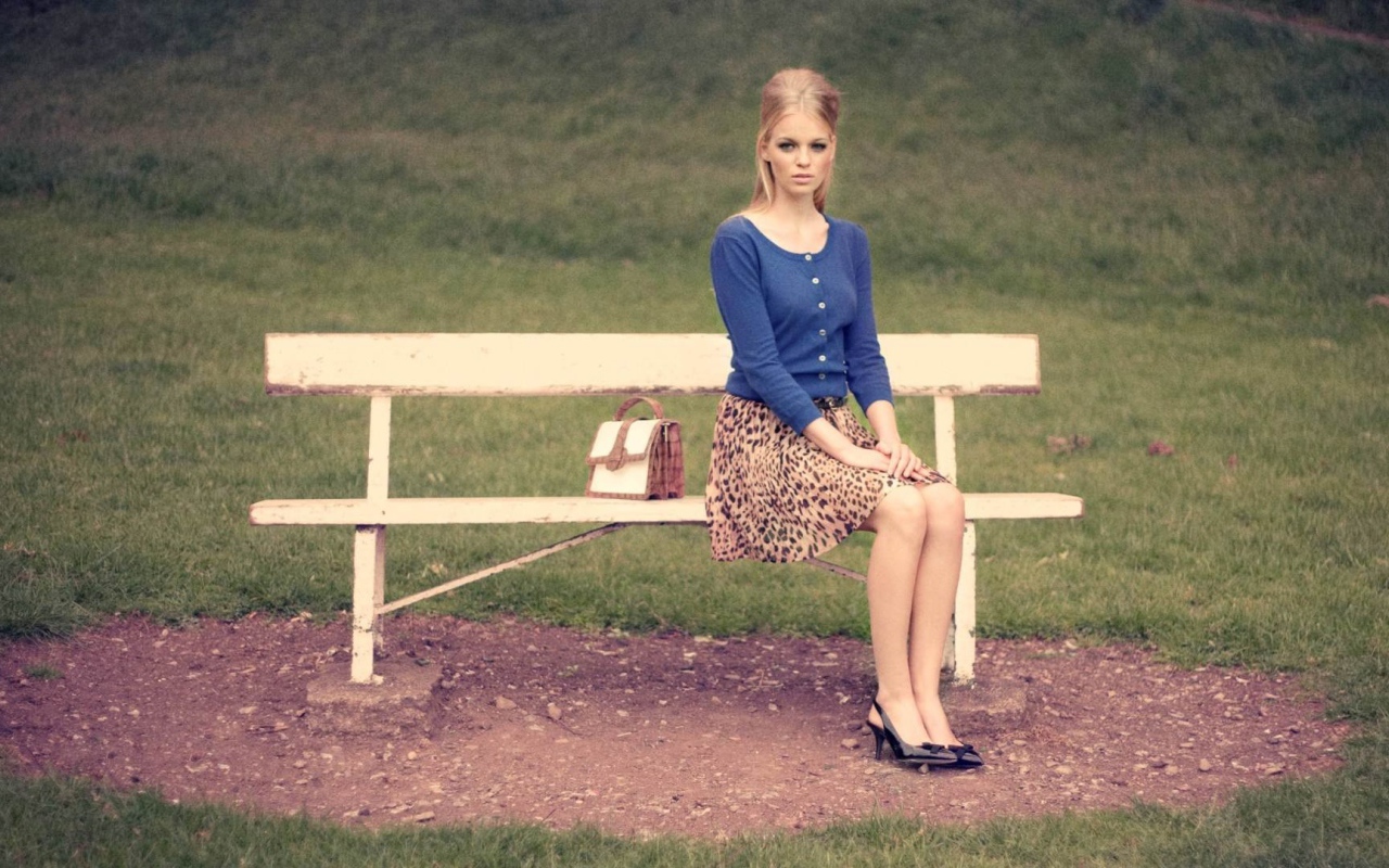 Девушка сидит на лавочке