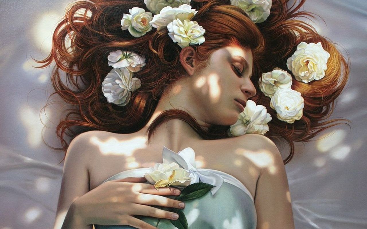 Девушка с цветами в волосах