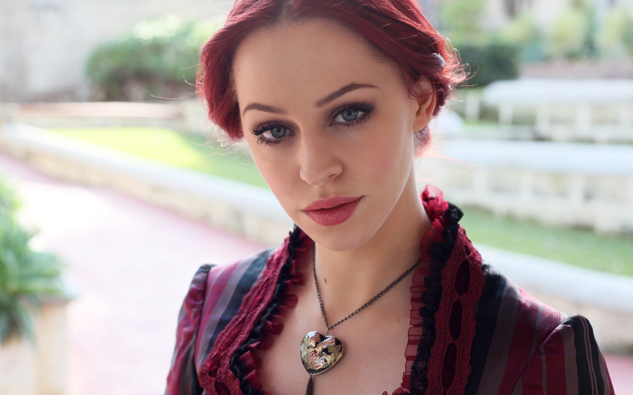 Девушка с кулоном