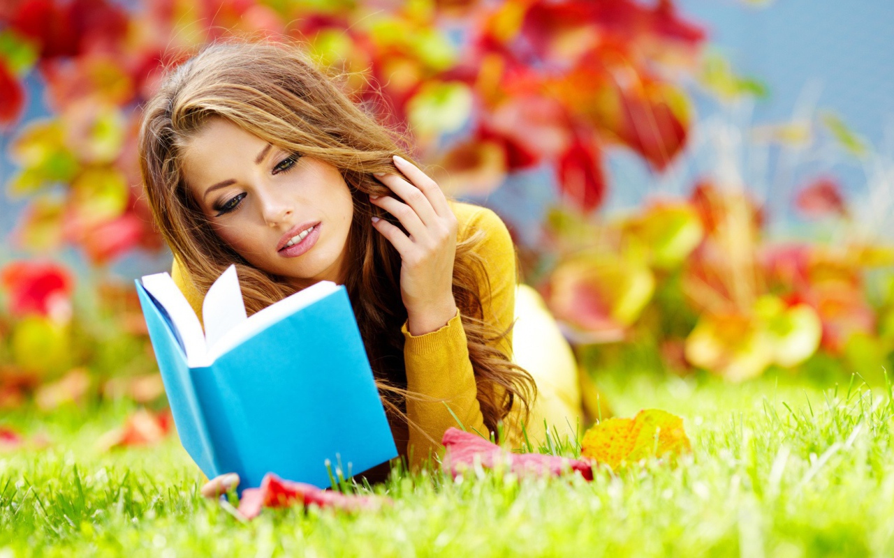 Чтение книги на природе