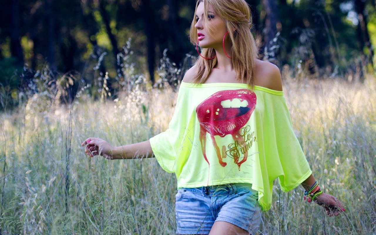 Блондинка в желтой майке