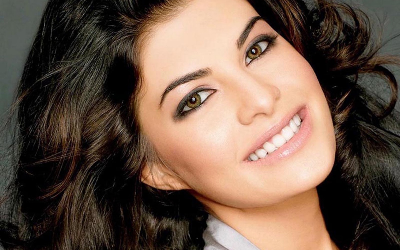 Брюнетка улыбается