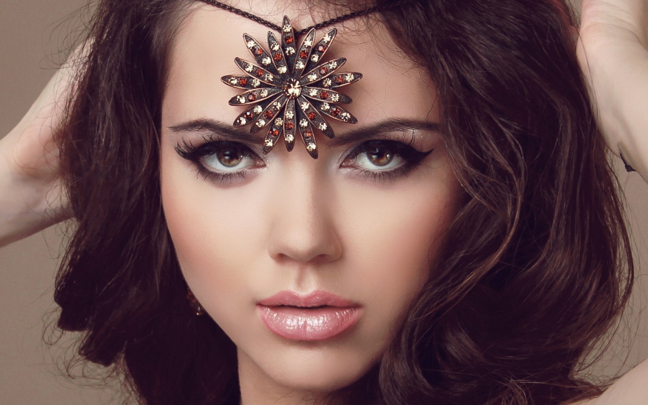 Брюнетка с украшением