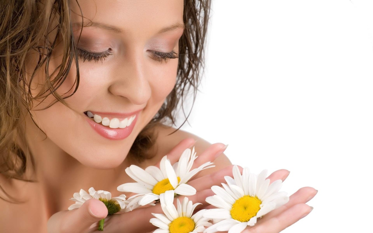 Девушка с ромашками