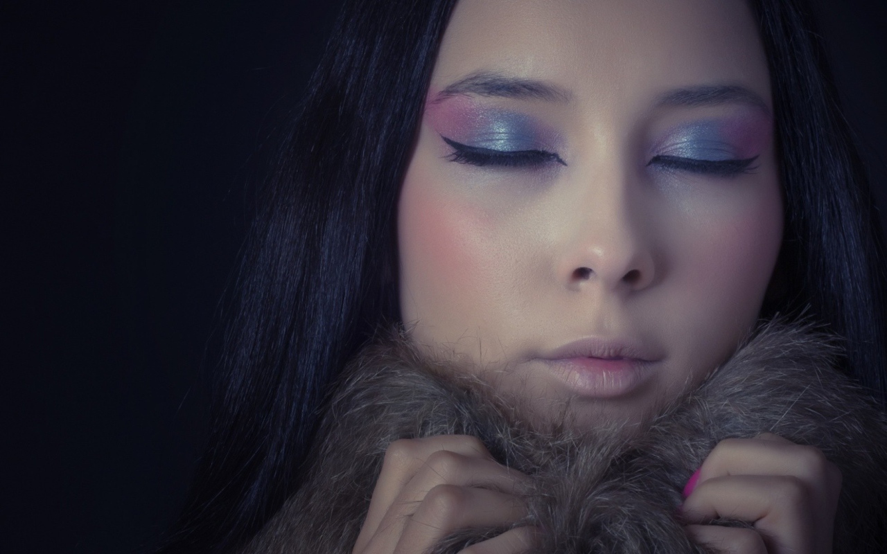 На девушке мягкий меховой воротник