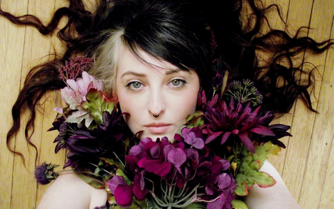 девушка с пирсингом с цветами