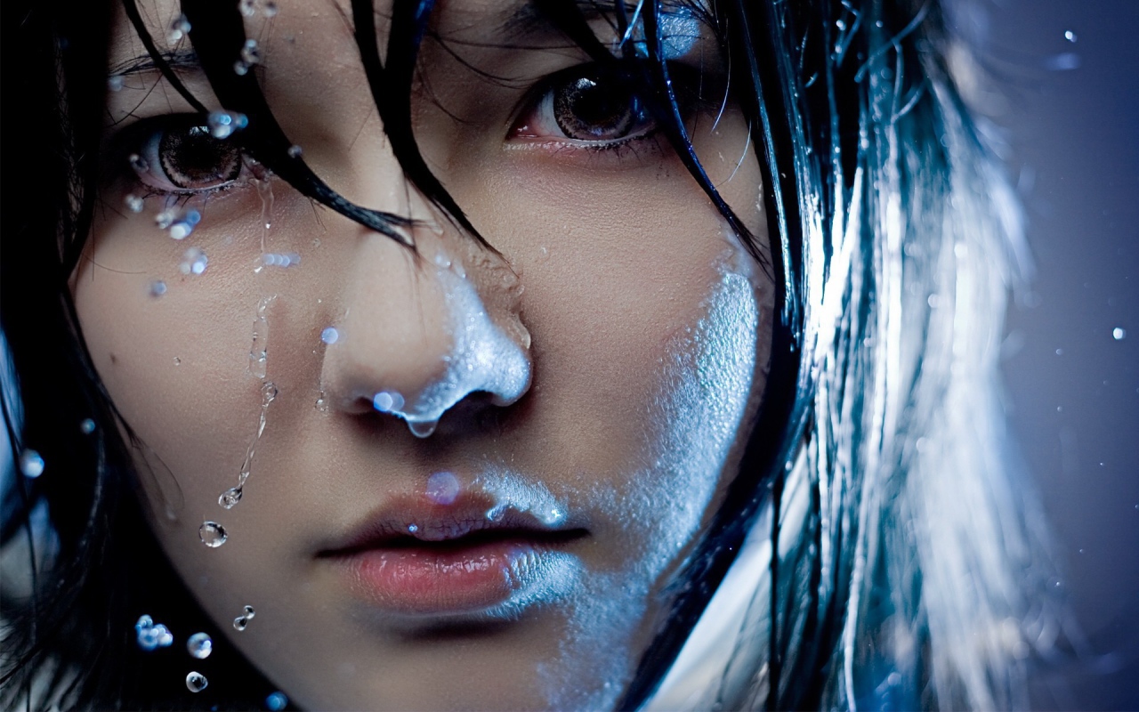 Портрет мокрой брюнетки