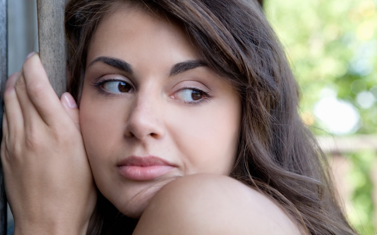 Девушка прижалась к забору