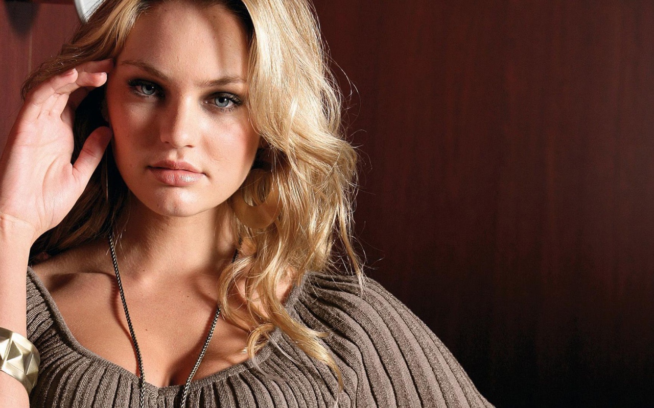 Модель с браслетом на руке