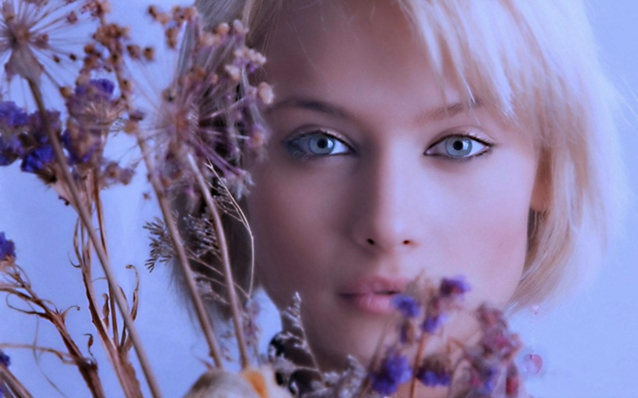 Модель с голубыми глазами