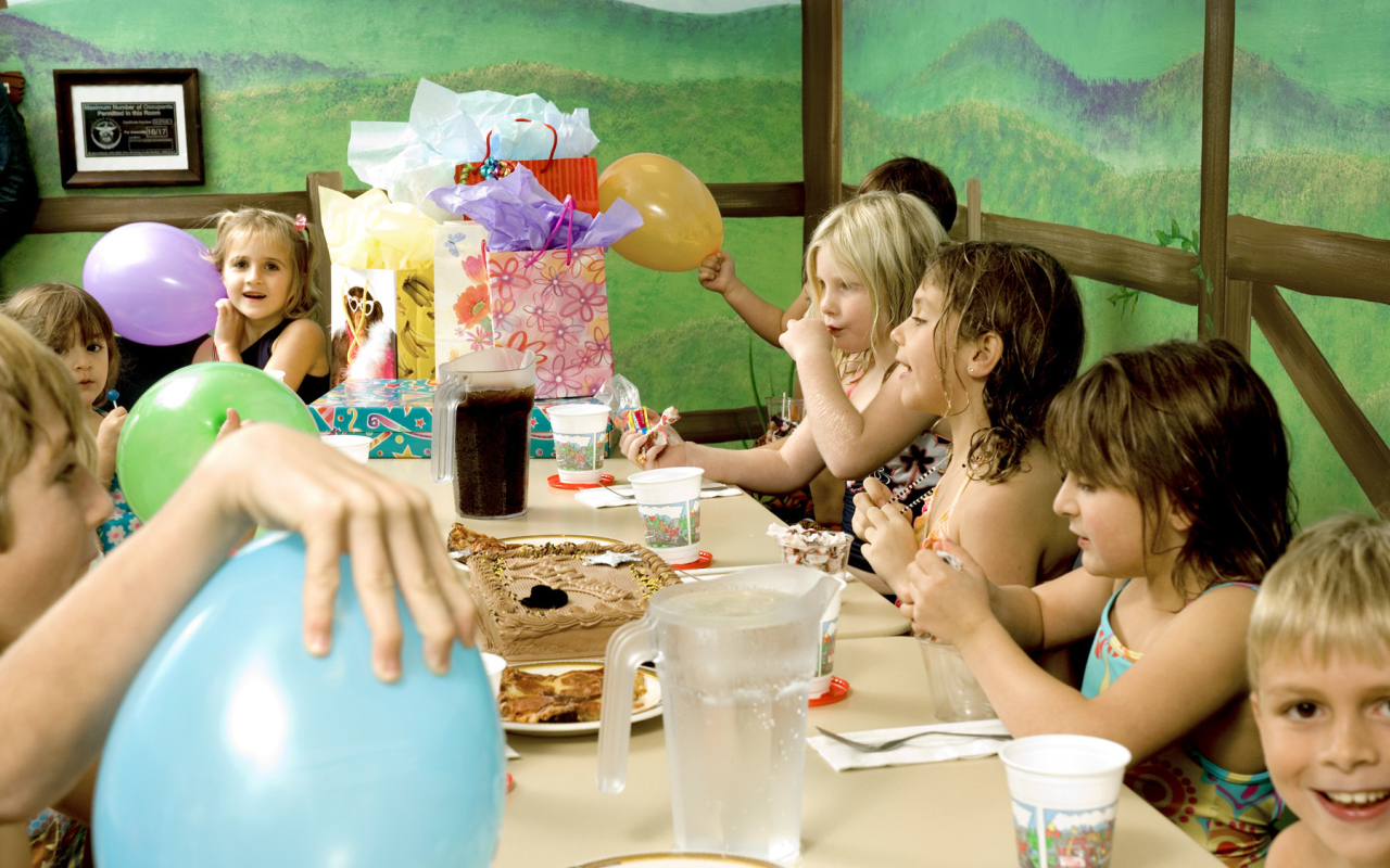 Праздничный стол с гостями на день рождения