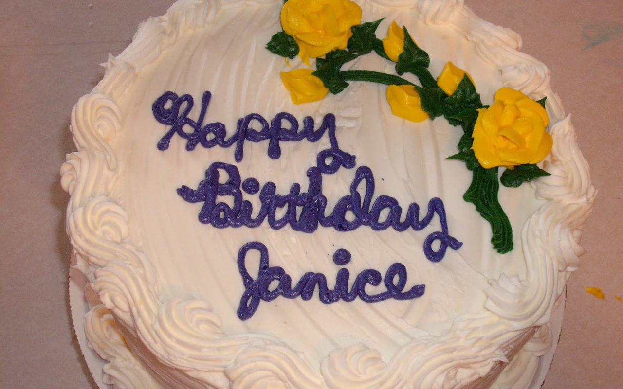 Белый торт на день рождения