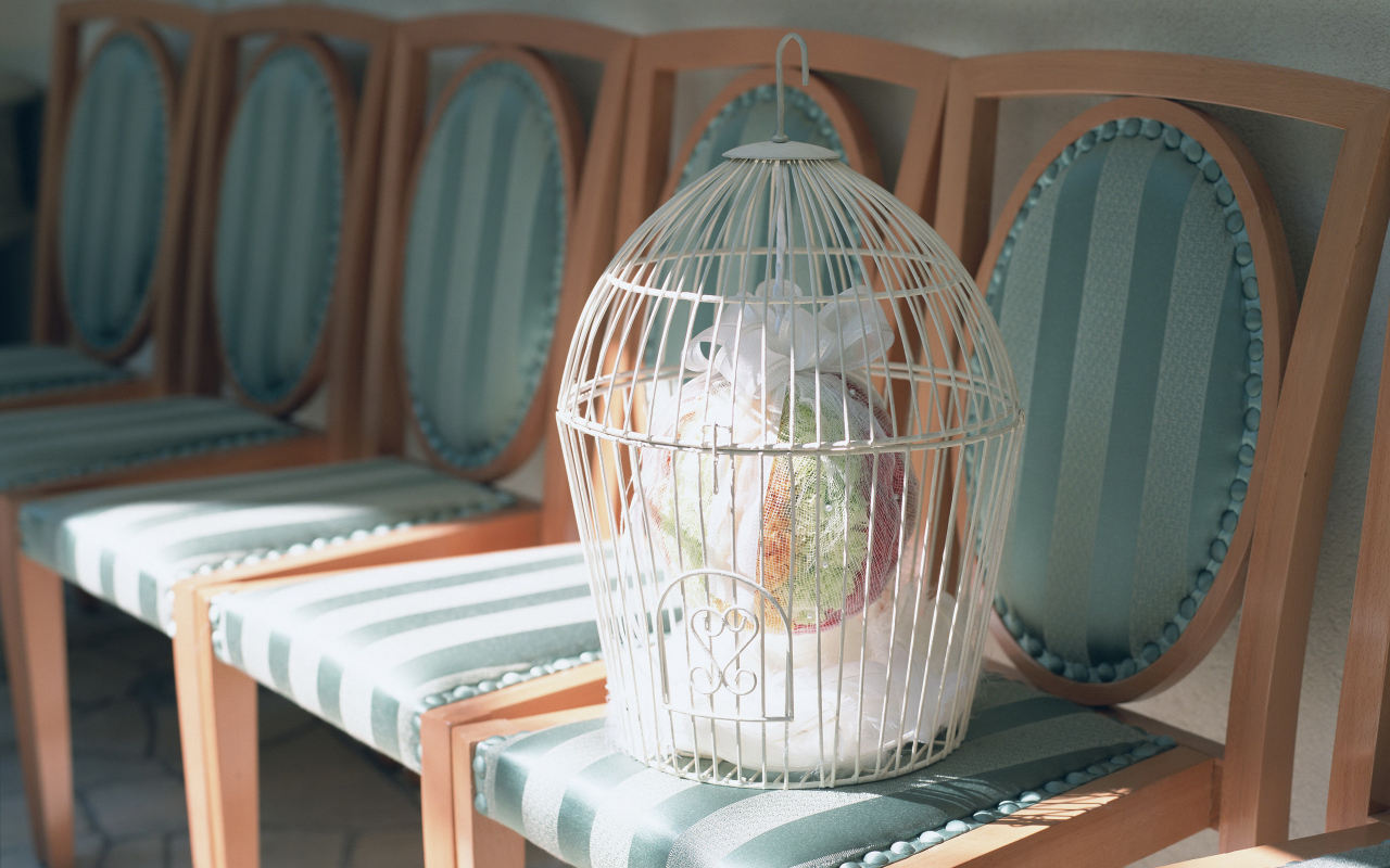 Свадебный подарок в белой клетке