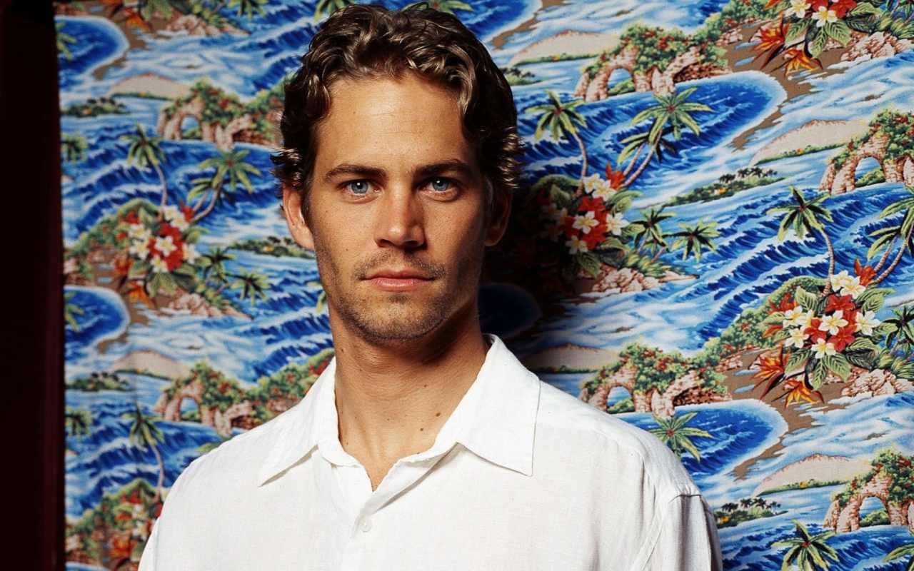 Актер Пол Уокер в белой рубашке