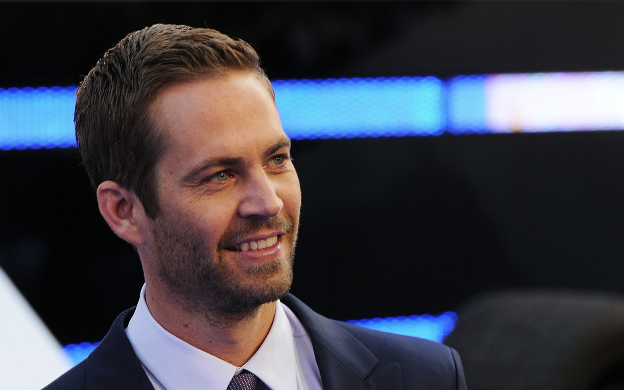 Актер Пол Уокер улыбается