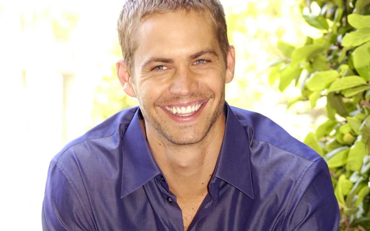 Известный актер Пол Уокер красивая широкая улыбка