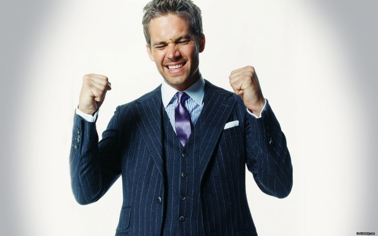 Известный актер Пол Уокер в красивом костюме