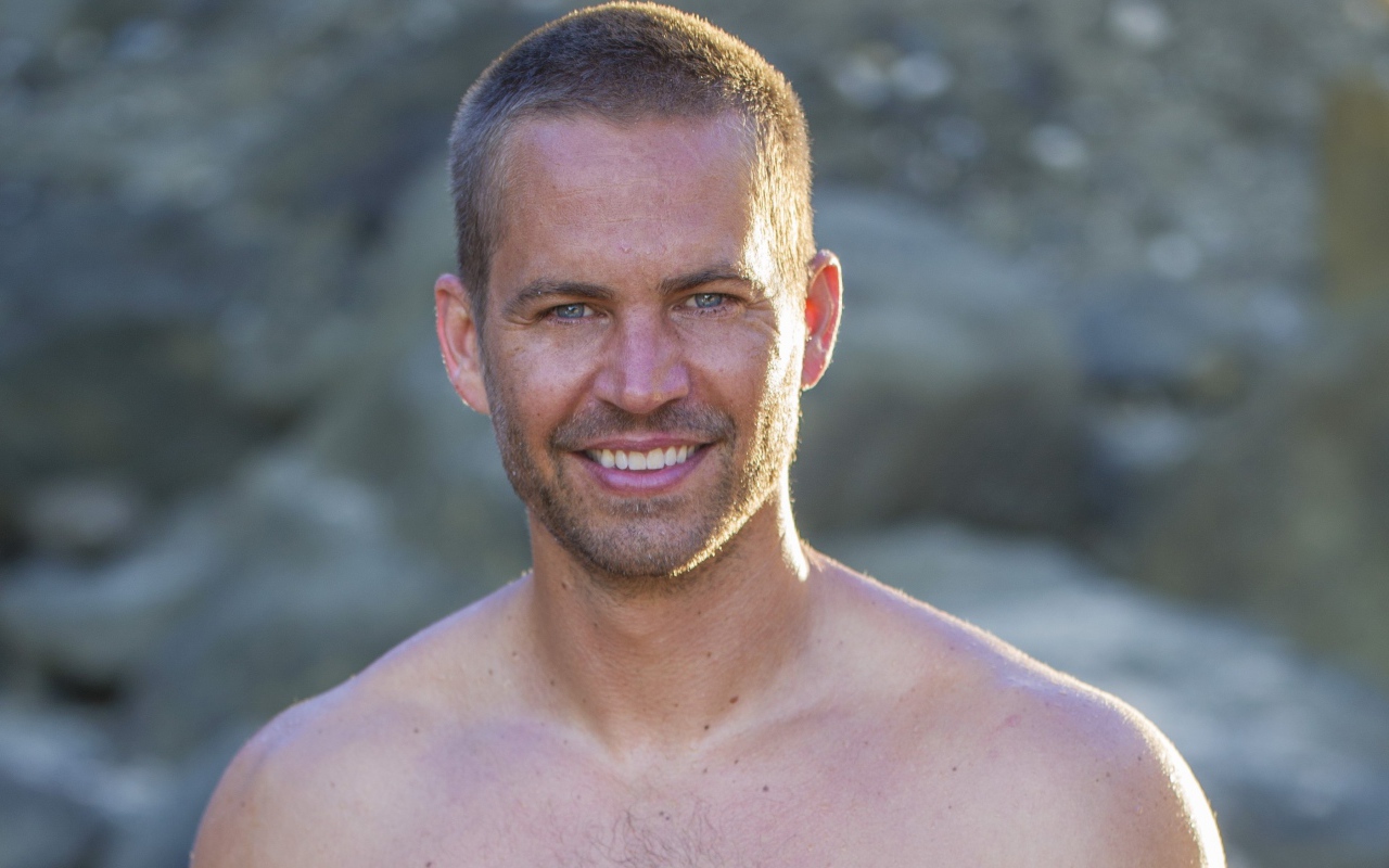 Известный актер из фильма Форсаж Пол Уокер около водопада