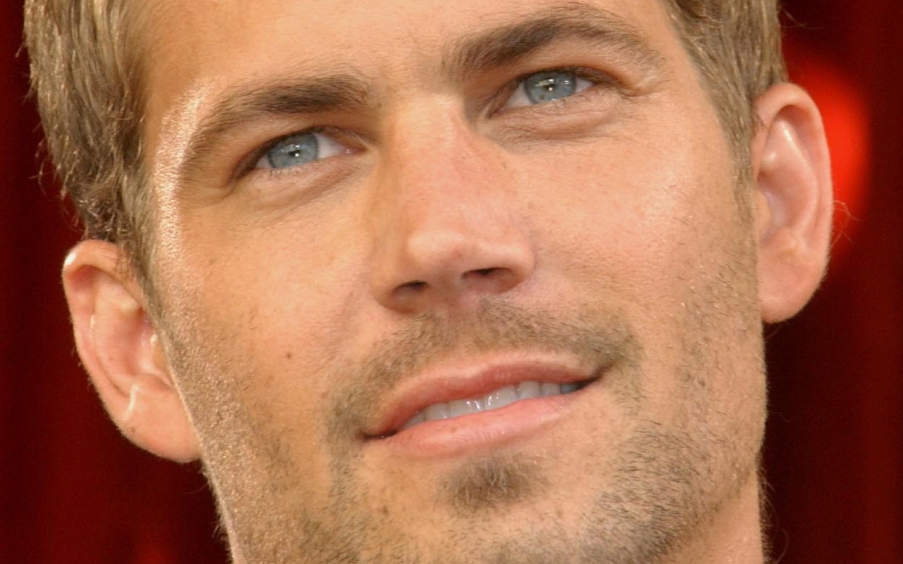 Пол Уокер на красном фоне