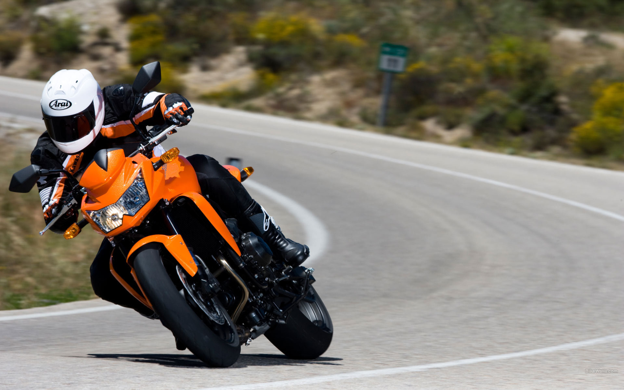 Мотоцикл Z750 на шоссе