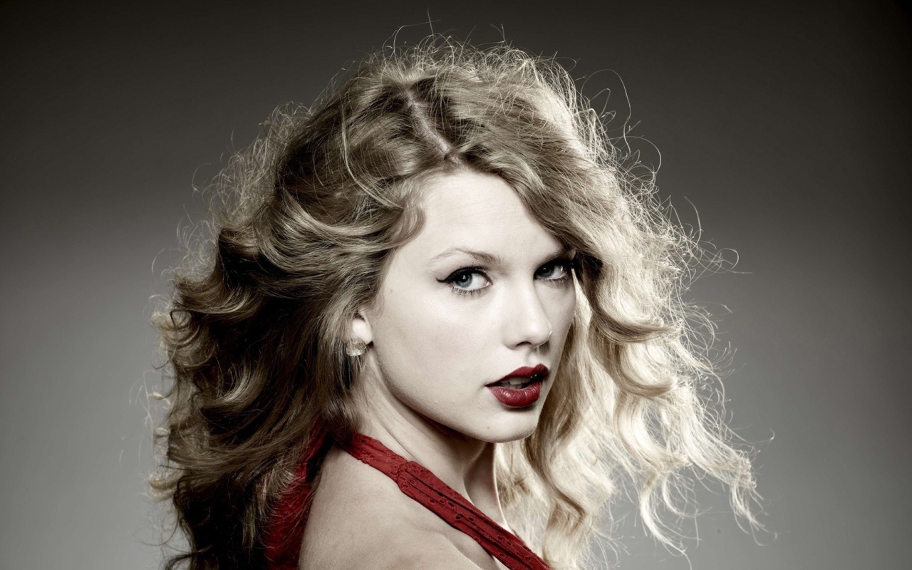 Актриса Тейлор Свифт с кудрями