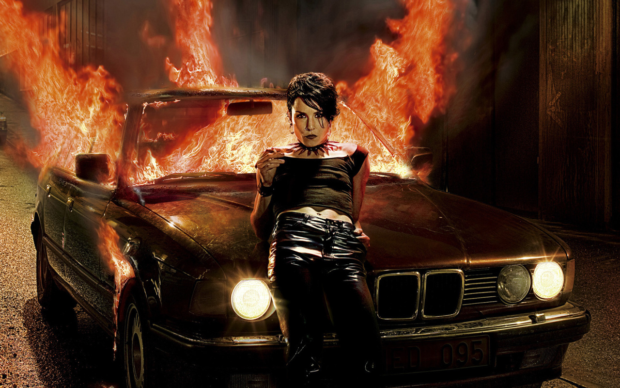 Девушка у горящей машины