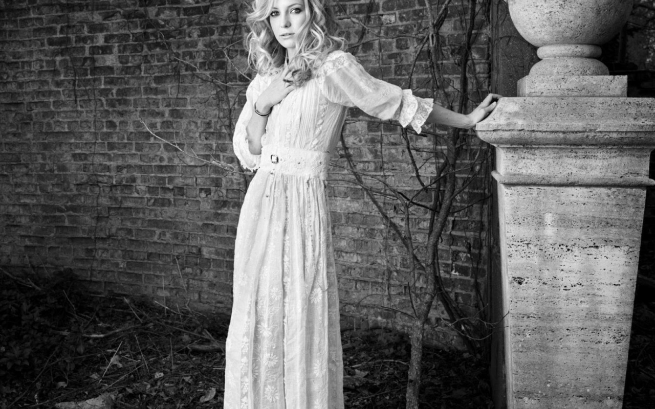 Актриса в белом платье