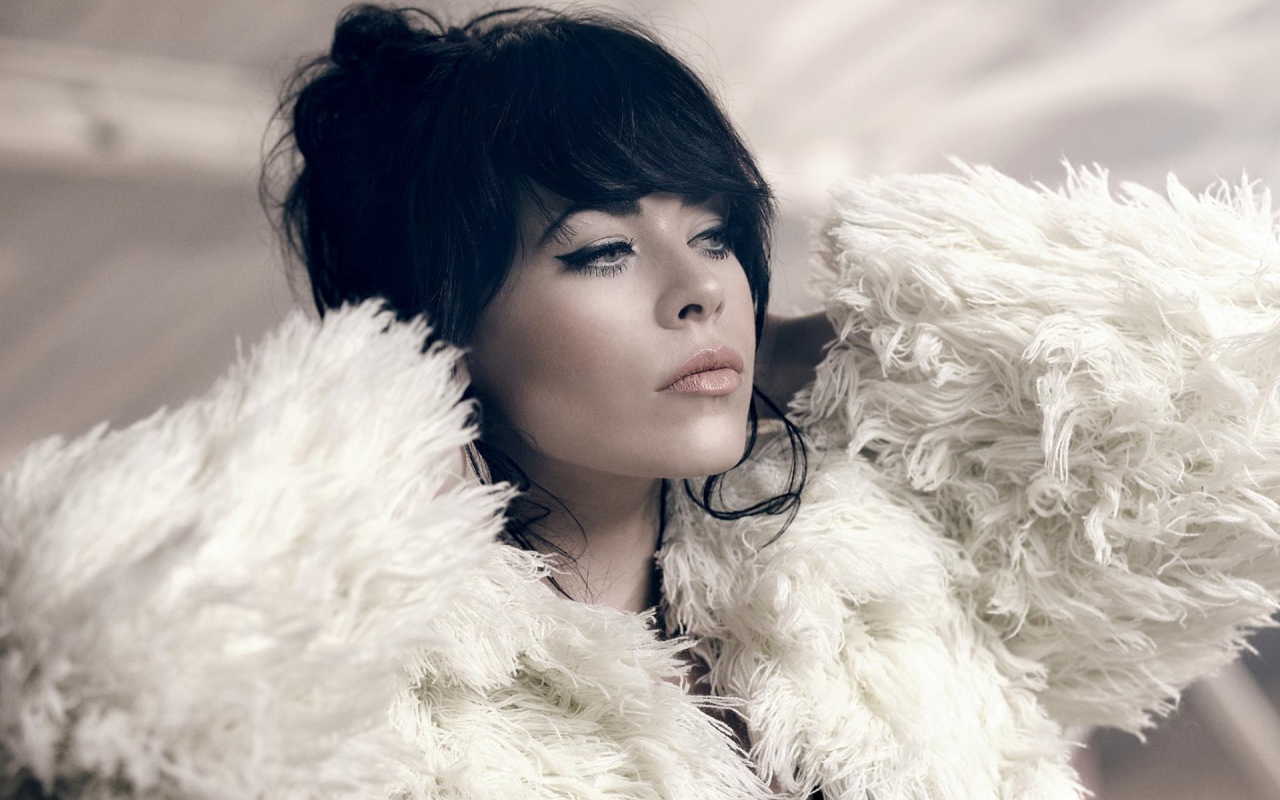 Alex Hepburn в белой шубке