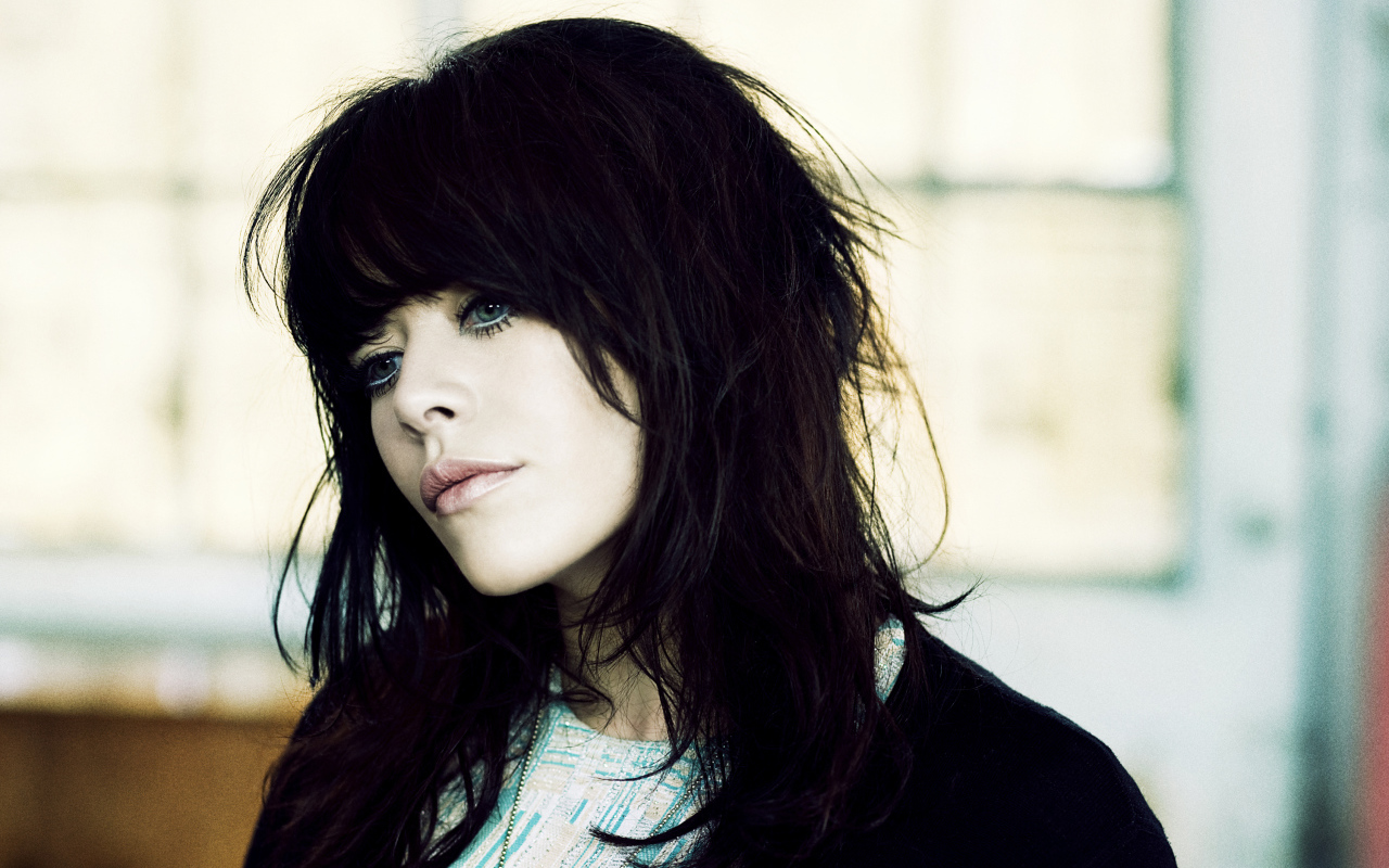 Alex Hepburn задумчивая