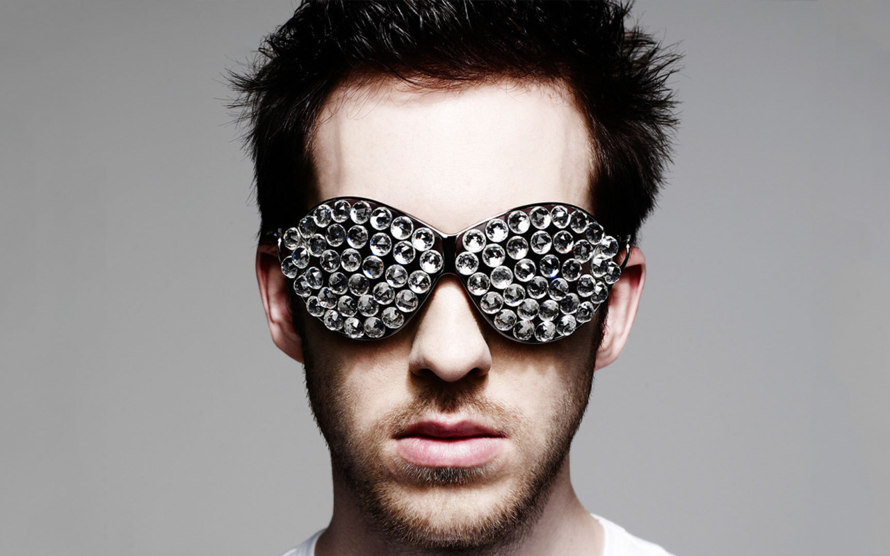 Calvin Harris в очках с диамантами