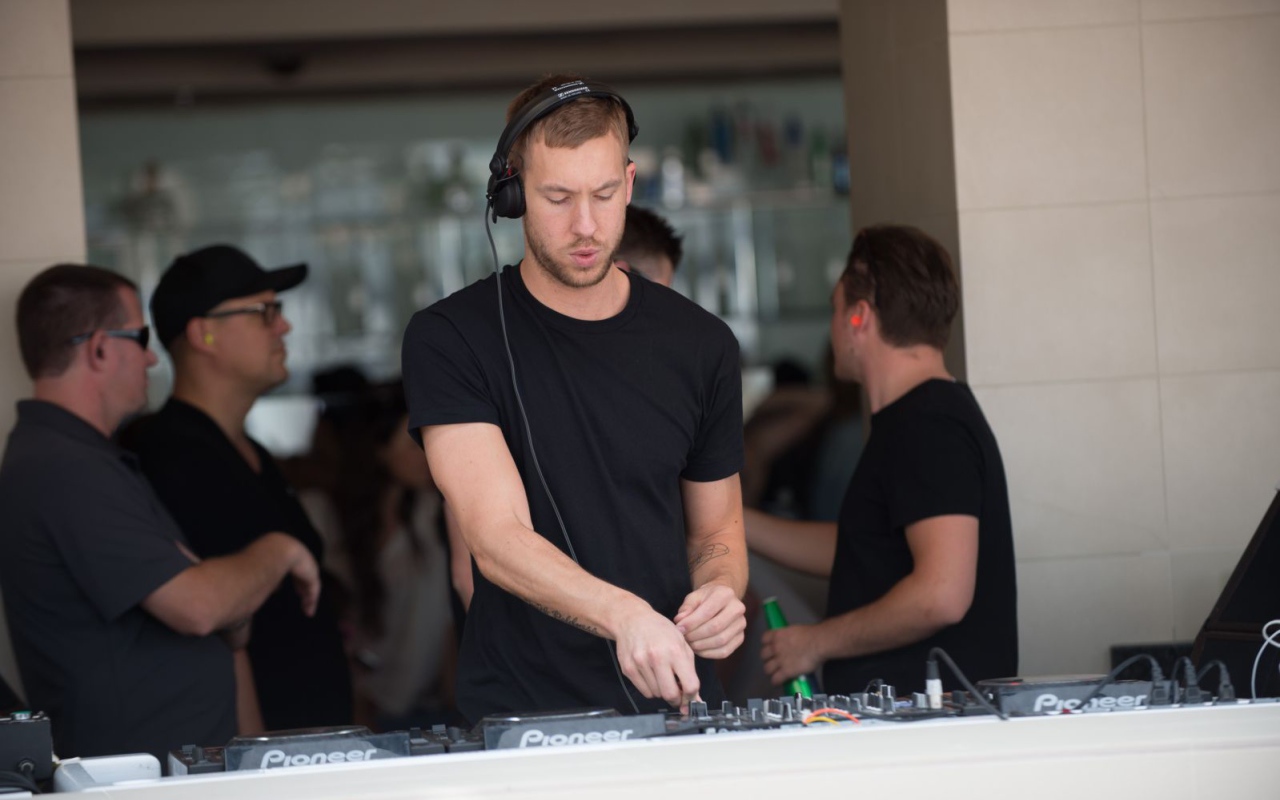 Calvin Harris в наушниках