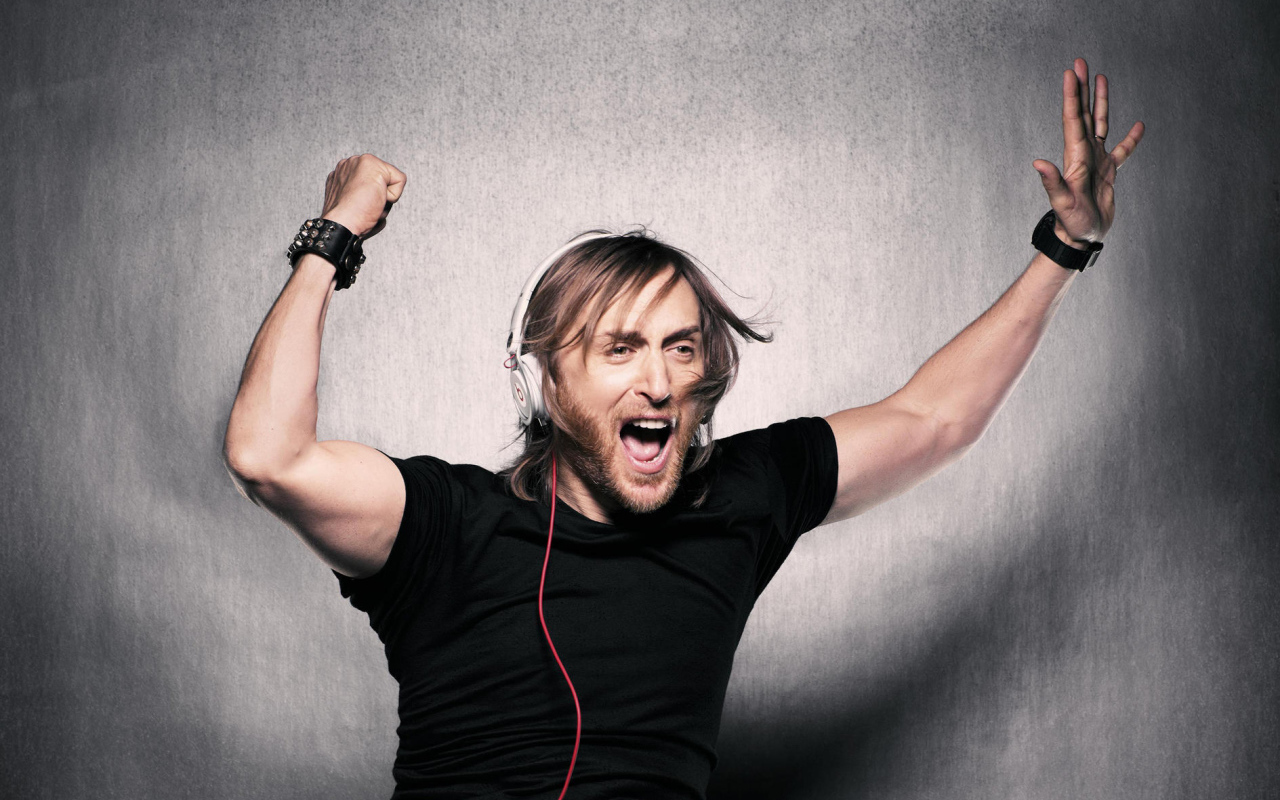 David Guetta в наушниках
