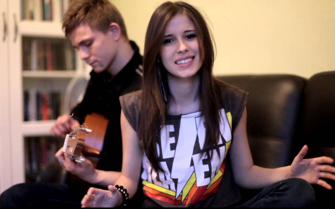 Эльвира Т поет под гитару