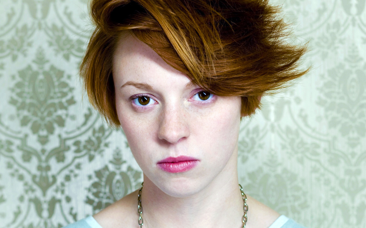 La Roux в зеленом фоне