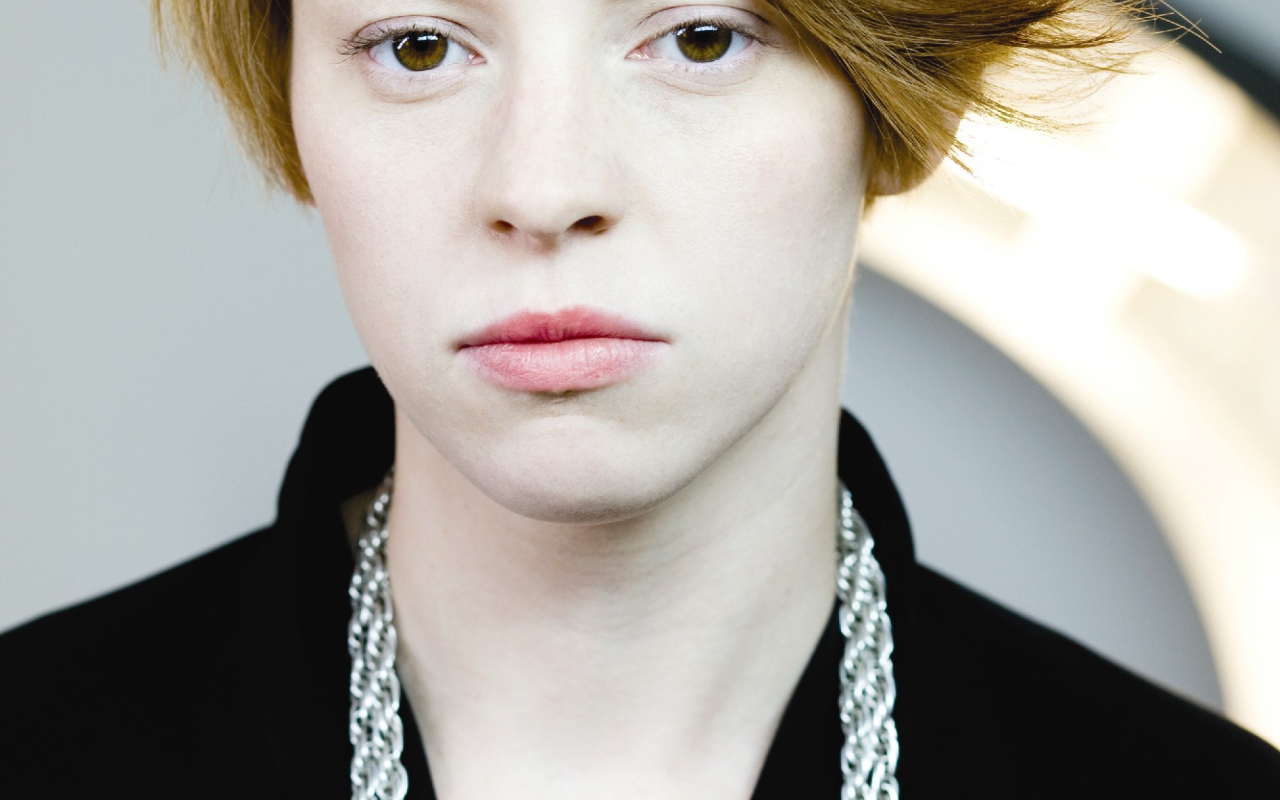 La Roux в серебряной цепочке