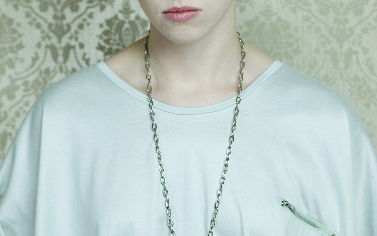 La Roux в белой футболке