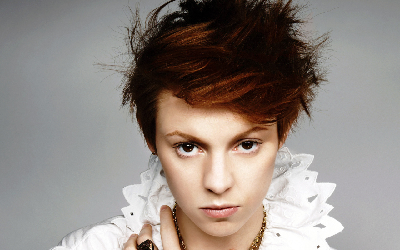 La Roux сердитый взгляд