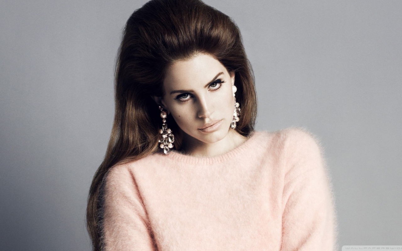 Lana Del Rey прекрасный розовый свитер