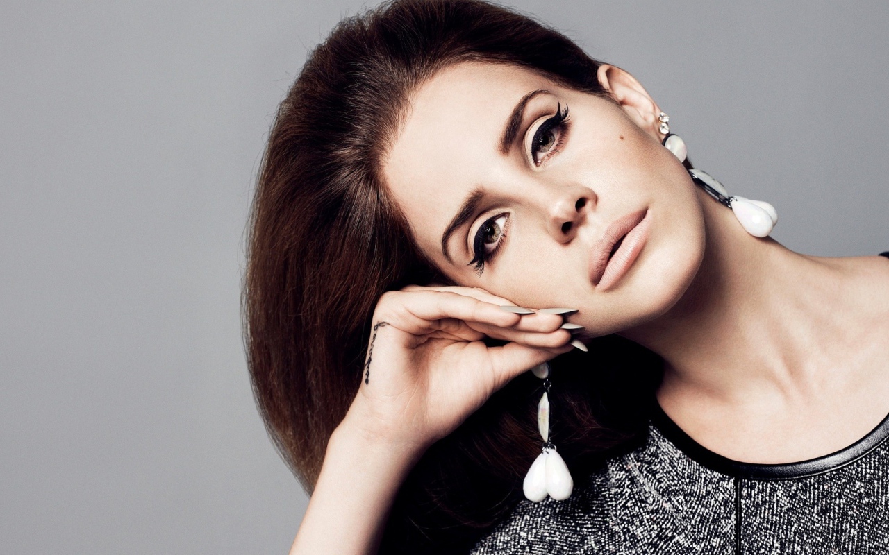 Lana Del Rey позирует для камеры