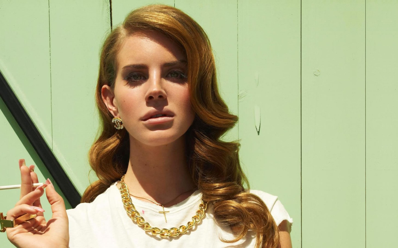 Lana Del Rey курит сигарету