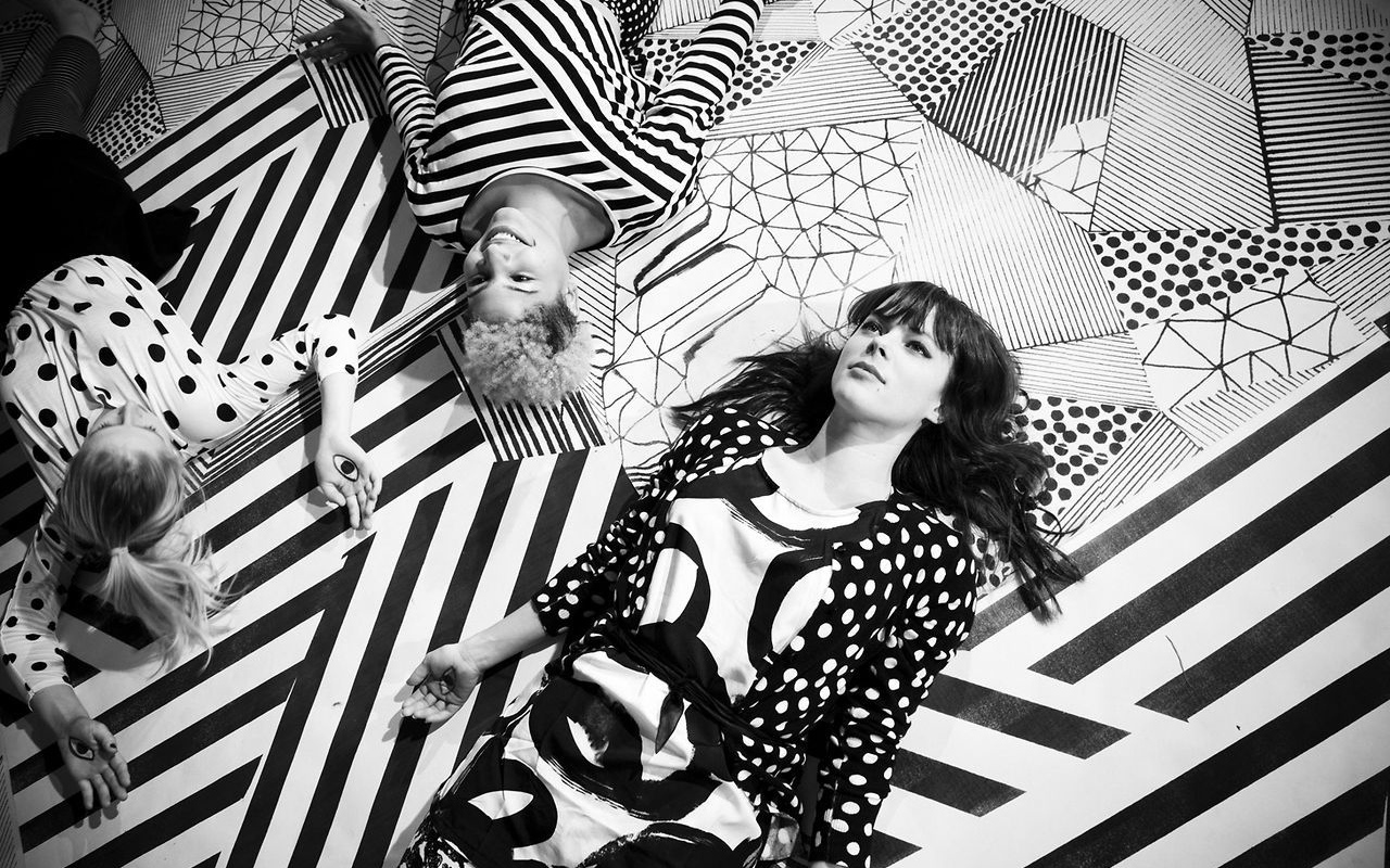 Ленка на фоне абстракции