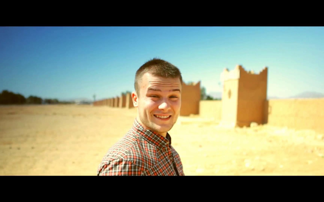 Макс Корж поет песню Небо поможет нам