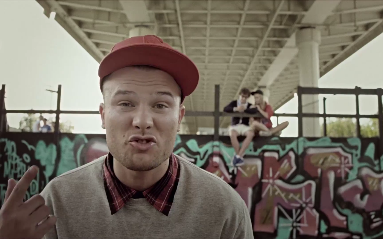 Макс Корж поет песню Где Я