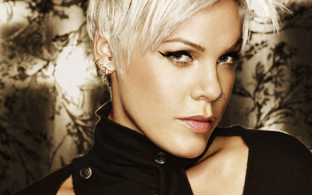 Pink загадачно смотрит