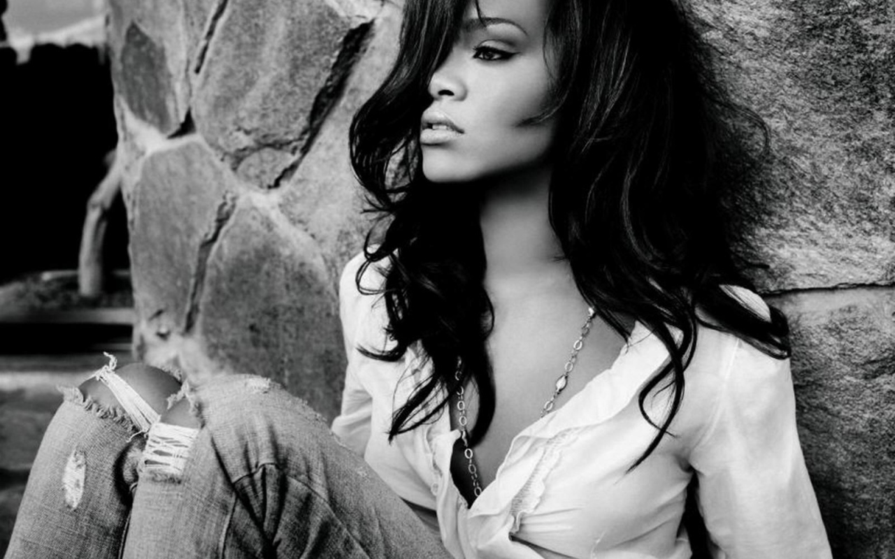 Рианна позирует для новых обоев HD