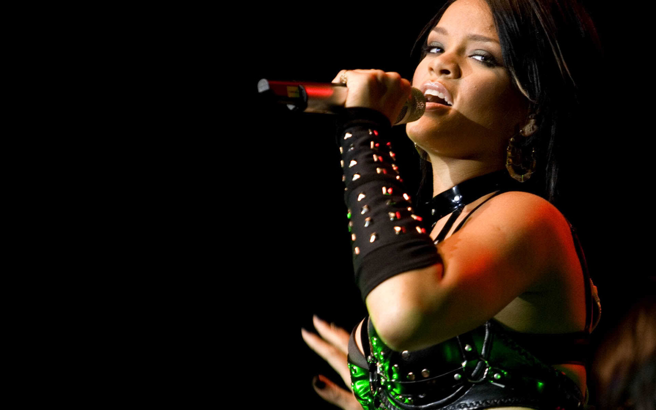 Рианна поет свою новую песню