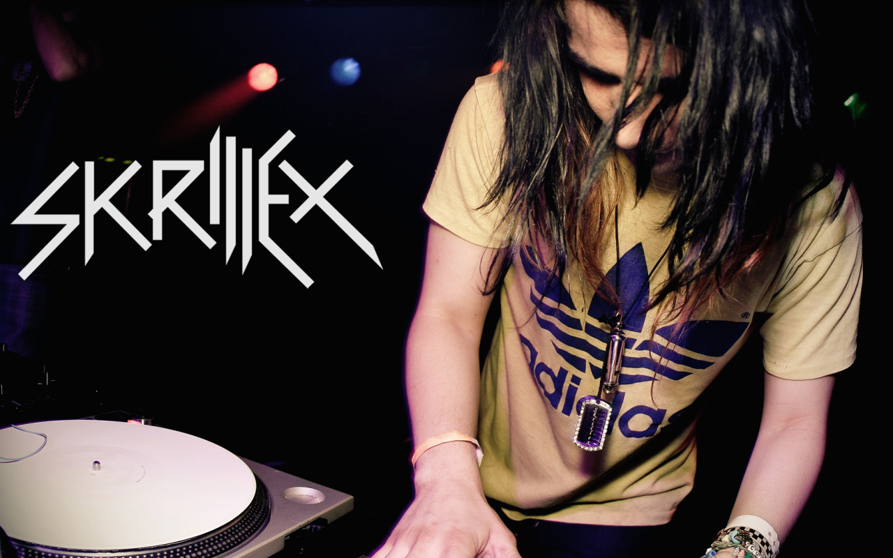 Skrillex в Adidas желтой футболке