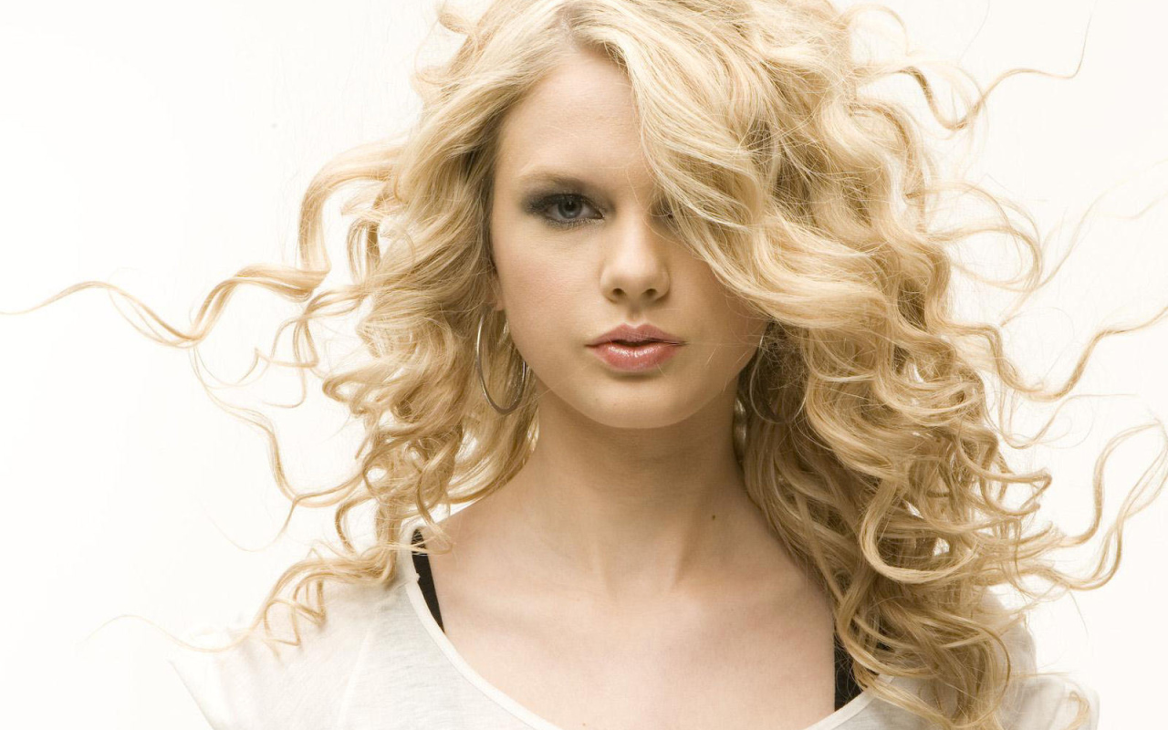 Taylor Swift под действием ветра